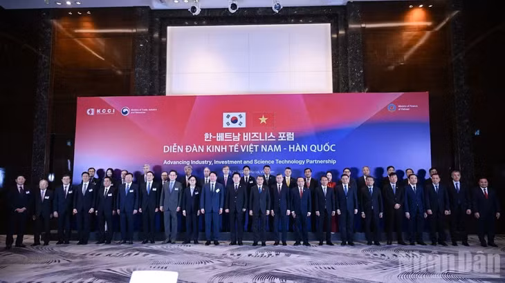 Thủ tướng Chính phủ Lê Minh Hưng và Tổng thống Hàn Quốc Lee Jae Myung cùng các đại biểu dự Tọa đàm bàn tròn về hợp tác kinh tế, thương mại, đầu tư Việt Nam-Hàn Quốc. (Ảnh: TRẦN HẢI)
