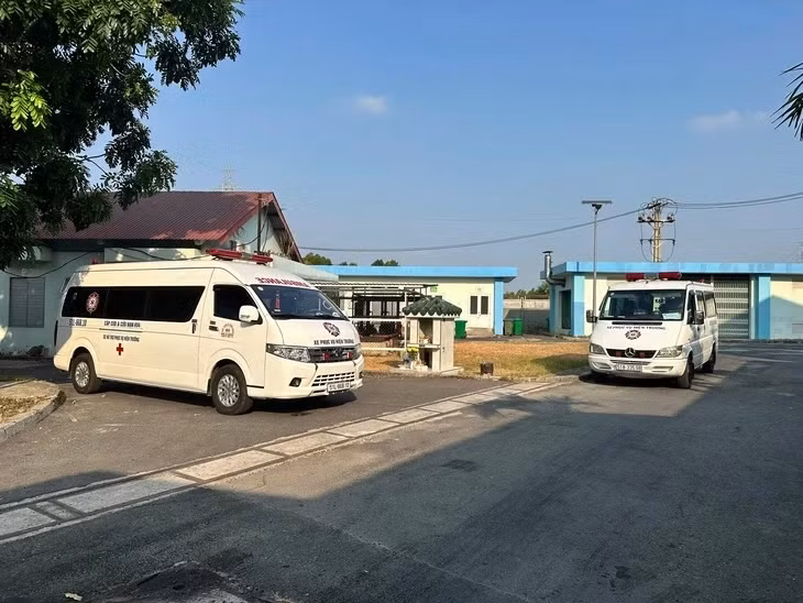 Xe cứu thương có mặt tại khu vực xảy ra vụ cháy - Ảnh: MINH TUẤN