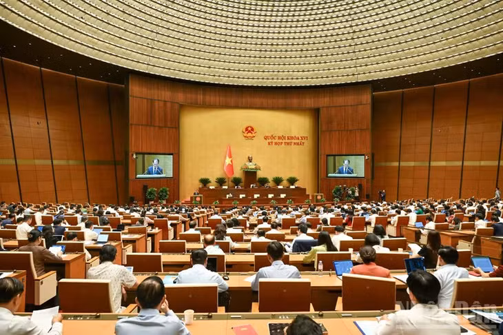 Quang cảnh phiên họp ở hội trường sáng 9/4. (Ảnh: DUY LINH)