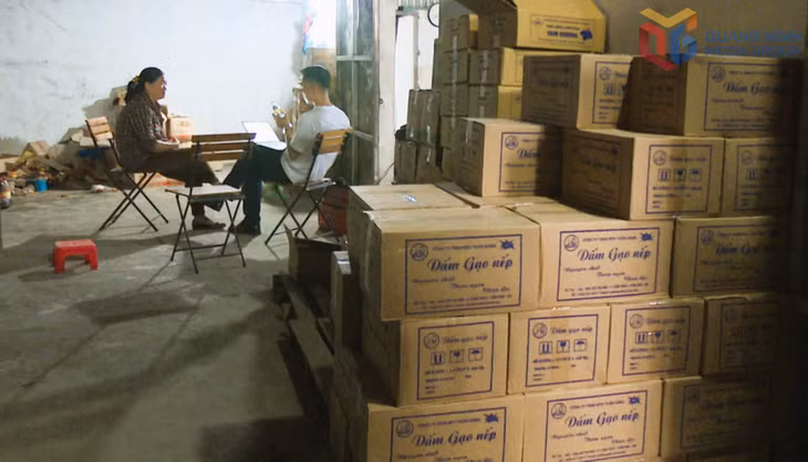 Lượng lớn giấm giả do Phạm Thanh Tuấn sản xuất chuẩn bị tuồn ra thị trường.