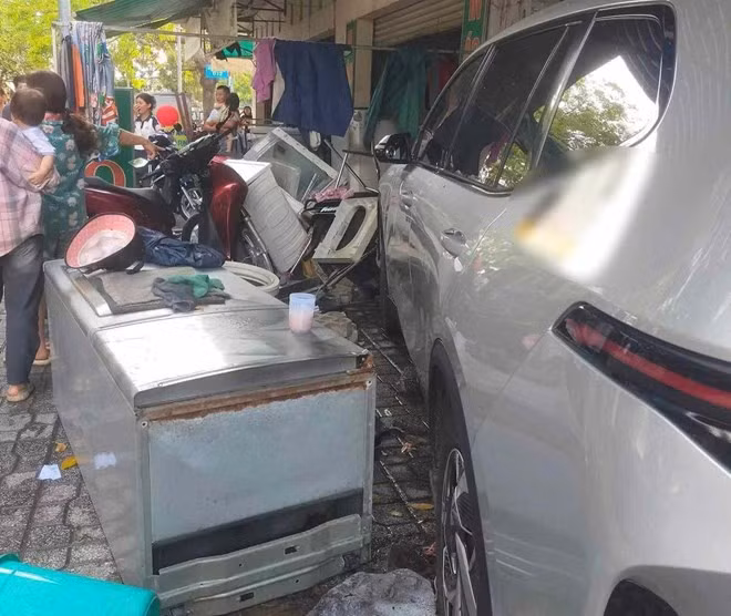 Ôtô lao vào nhà dân ở phường Thuận Giao, TPHCM, một người bị thương. Ảnh: Bạn đọc cung cấp