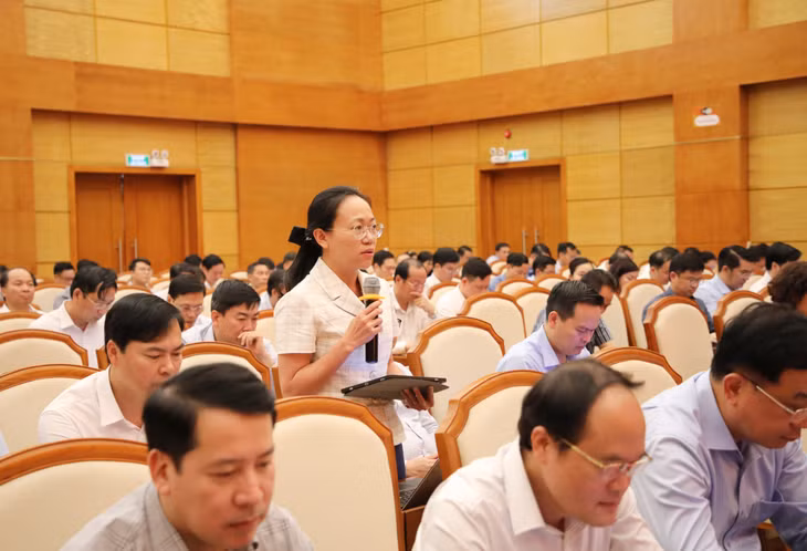 Đồng chí Lê Ngọc Hân, Bí thư Đảng ủy, Chủ tịch HĐND đặc khu Cô Tô, phát biểu tại hội nghị.