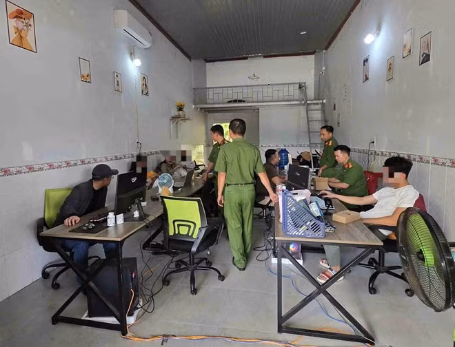 Công an kiểm tra nơi làm việc dựng video của 3 thanh niên. Ảnh: Phúc Khánh