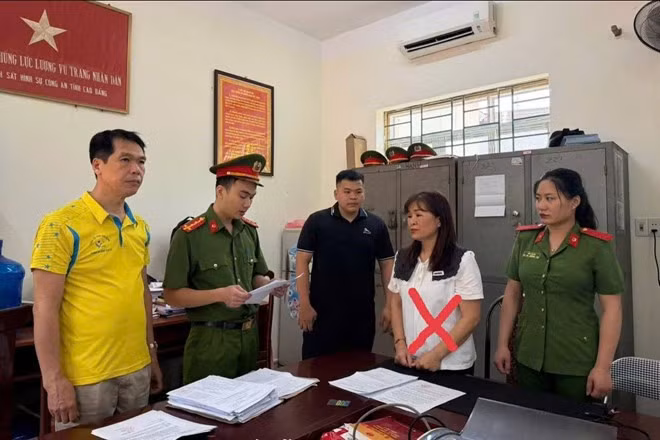 Cơ quan Công an tống đạt quyết định khởi tố, bắt tạm giam đối tượng lừa đảo chiếm đoạt tài sản Nông Thị Túc. Ảnh: Công an Cao Bằng