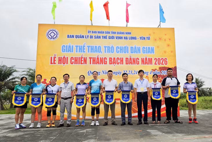 BTC tặng cờ lưu niệm chào mừng các đội về tham gia các hoạt động.