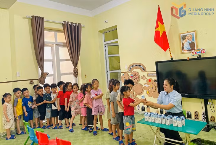 Trường Mầm non Đầm Hà I triển khai chương trình sữa học đường cho trẻ em.