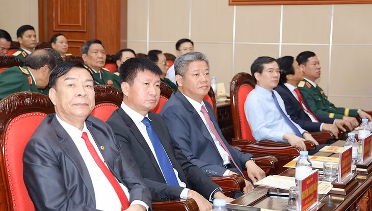 Các đại biểu dự buổi lễ.