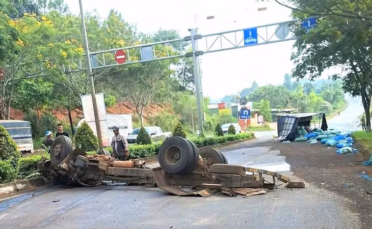 Tai nạn khiến xe tải vỡ nát, tách rời hư hỏng hoàn toàn. Ảnh: Thần Hy