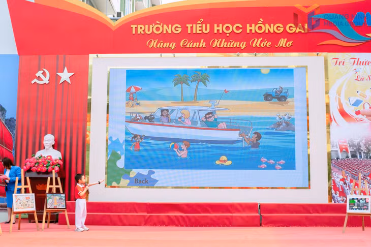 Học sinh nhà trường thi miêu tả tranh.