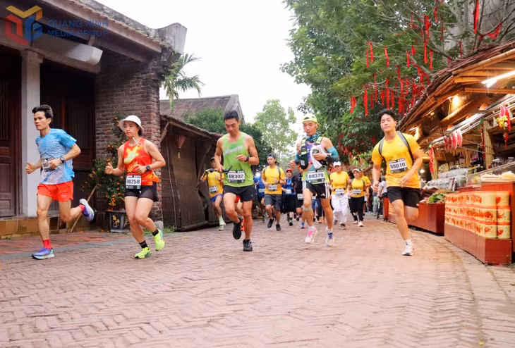 Giải leo núi Yên Tử năm 2026 với chủ đề “Chinh phục đỉnh Phù Vân” thu hút gần 1.200 VĐV tham gia. Ảnh: Tạ Quân