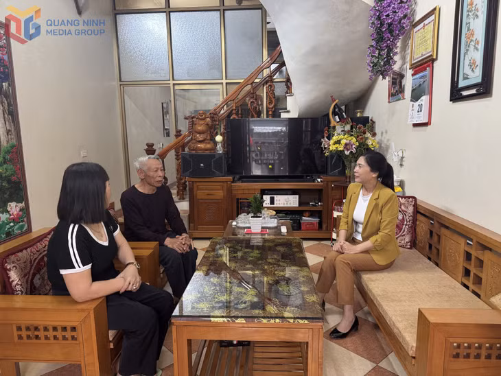 Bà Nguyễn Thị Lan Hương vận động nhân dân xây dựng đời sống văn hóa ở khu dân cư.