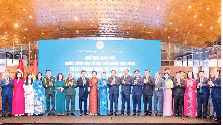 Chủ tịch Quốc hội Trần Thanh Mẫn và Phu nhân cùng Đoàn đại biểu cấp cao Việt Nam với cộng đồng người Việt Nam tại Thổ Nhĩ Kỳ. (Ảnh PHẠM THẮNG)