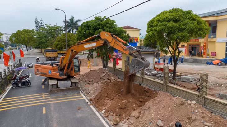 Máy móc, phương tiện tiến hành thi công ngay sau lễ phát động.