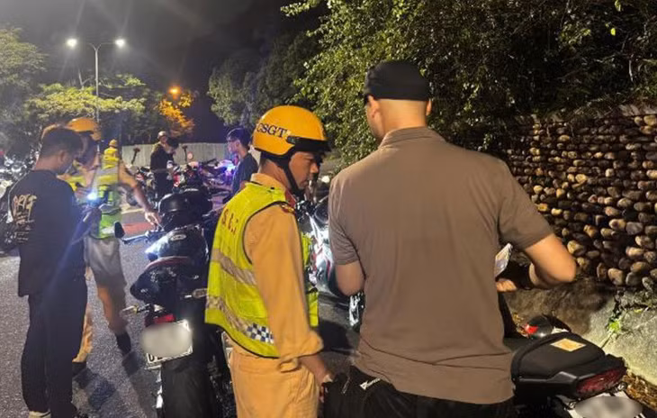 Công an Đà Nẵng xử lý nhóm thanh niên, người nước ngoài vi phạm trật tự an toàn giao thông ở bán đảo Sơn Trà. Ảnh: CACC