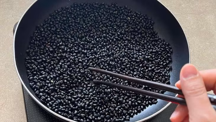 Nước đậu đen rang có công dụng đào thải mỡ máu tự nhiên. Bên cạnh đó còn nhiều loại thực phẩm khác cũng có công dụng tương tự. Ảnh: Ngọc Mai