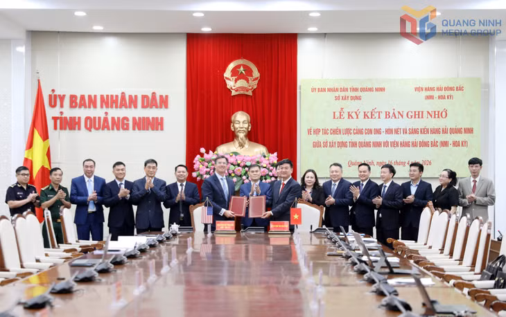 Lãnh đạo Sở Xây dựng và Viện Hàng hải Đông Bắc (NMI - Hoa Kỳ) trao bản ghi nhớ về hợp tác chiến lược cảng Con Ong - Hòn Nét và sáng kiến hàng hải Quảng Ninh. Ảnh: Mạnh Trường