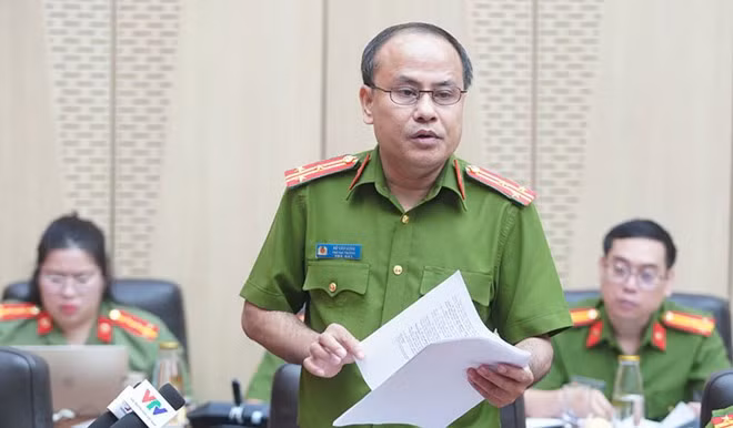 Thượng tá Hồ Văn Hùng, đại diện C03, Bộ Công an thông tin về việc đang giám định với các sản phẩm mỹ phẩm Mailisa. Ảnh: Quang Việt