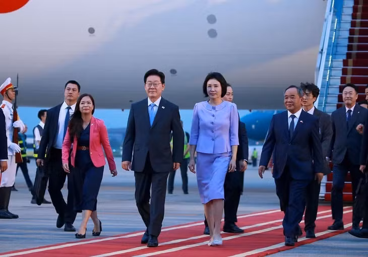 Tổng thống Hàn Quốc Lee Jae Myung và Phu nhân đến Hà Nội, bắt đầu chuyến thăm cấp Nhà nước tới Việt Nam. (Ảnh: Tuấn Anh/TTXVN)