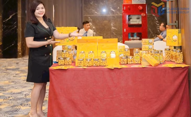 Chị Lê Thị Bích Hạnh, CEO trà hoa vàng Tiên Yên giới thiệu sản phẩm trà hoa vàng của đơn vị. Ảnh: Tường Vy