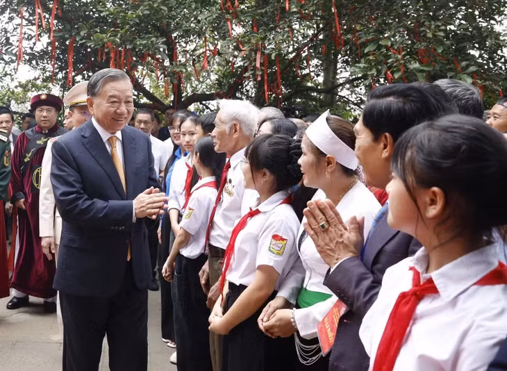 Tổng Bí thư, Chủ tịch nước Tô Lâm với các tầng lớp nhân dân tại Khu di tích lịch sử quốc gia đặc biệt Đền Hùng. (Ảnh: Thống Nhất/ TTXVN)