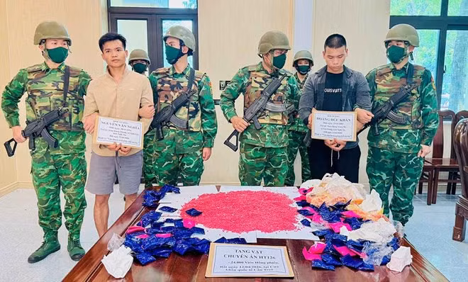 2 đối tượng bị bắt cùng tang vật ma túy. Ảnh: Mạnh Tuấn