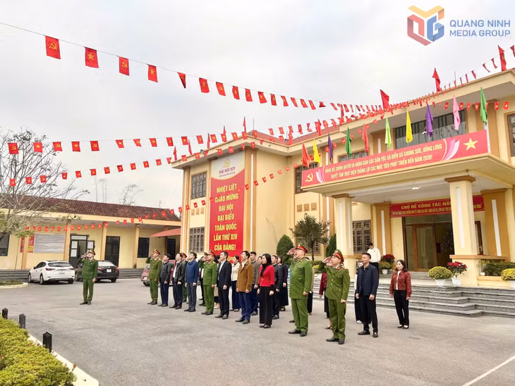 Đảng ủy xã Điền Xá tổ chức buổi chào cờ đầu tháng 2 - hoạt động sinh hoạt chính trị nền nếp, góp phần nâng cao ý thức tổ chức kỷ luật, xây dựng tác phong làm việc nghiêm túc, trách nhiệm trong cán bộ, đảng viên.