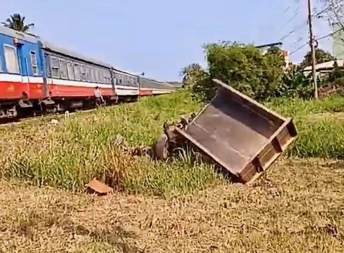 Hiện trường vụ tai nạn giữa tàu hỏa và xe công nông khiến 3 ông cháu thương vong - Ảnh: Người dân cung cấp