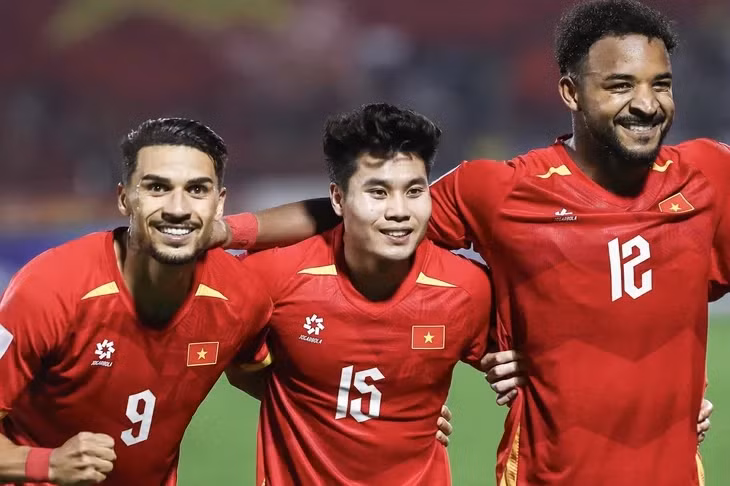 Trương Tiến Anh (15) ăn mừng cùng Hoàng Hên và Xuân Son trận thắng Malaysia - Ảnh: MINH ĐỖ