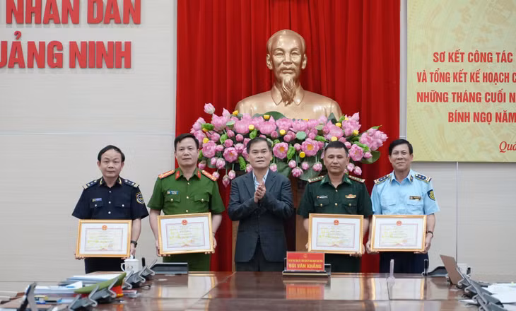 Đồng chí Bùi Văn Khắng, Chủ tịch UBND tỉnh, trao Bằng khen của Ban Chỉ đạo 389 Quốc gia cho các tập thể có thành tích xuất sắc trong công tác chống buôn lậu và gian lận thương mại, hàng giả năm 2025.