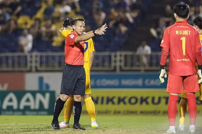 Hai trận đấu tâm điểm vòng 20 V.League có trọng tài Malaysia điều hành. Ảnh: VFF