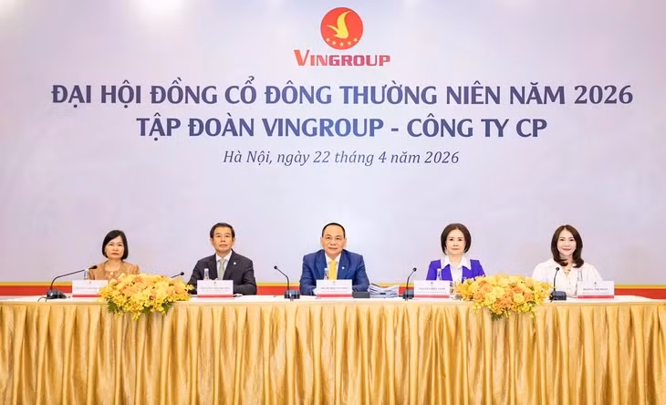 Ông Phạm Nhật Vượng (giữa) và các lãnh đạo của Vingroup - Ảnh: DN
