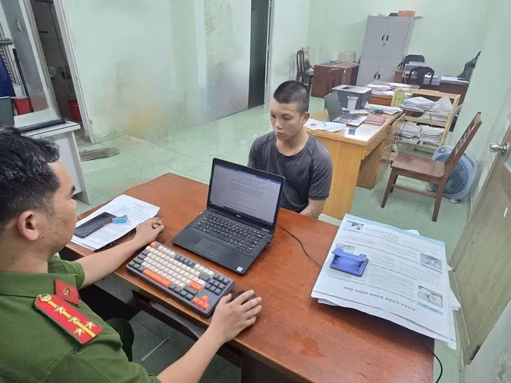 Nguyễn Khắc Phi tại cơ quan công an - Ảnh: Công an TP.HCM