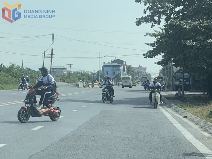 Tình trạng học sinh điều khiển phương tiện đi ngược chiều trên các tuyến đường vẫn diễn ra khá phổ biến. Ảnh chụp ngày 10/4/2026 trên QL18 đoạn đi qua địa bàn phường Yên Tử.