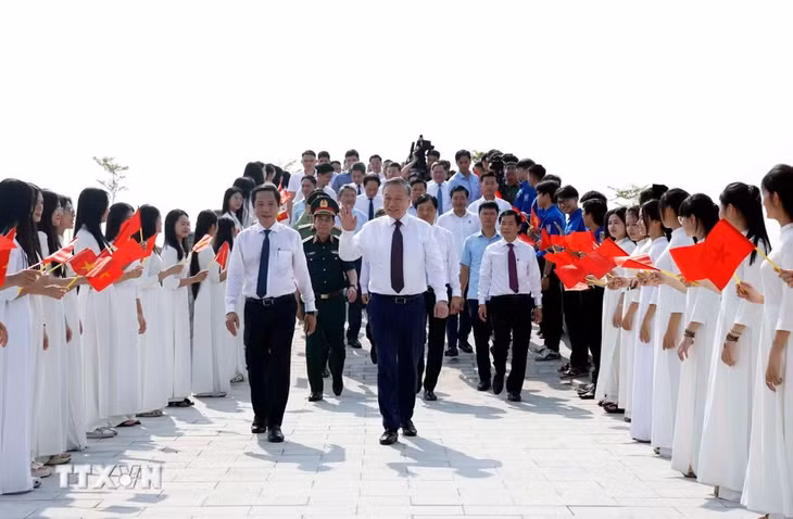 Tổng Bí thư, Chủ tịch nước Tô Lâm đến dâng hoa, dâng hương tại Đền thờ Khu di tích Quốc gia đặc biệt Bến phà Gianh - Ảnh: TTXVN