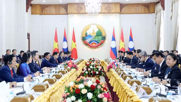 Thường trực Ban Bí thư Trần Cẩm Tú hội kiến Thủ tướng Lào Sonexay Siphandone. (Ảnh: TTXVN)