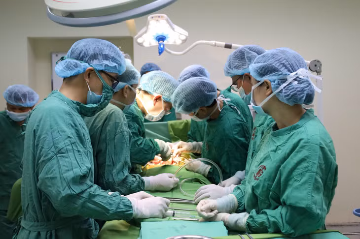 Các bác sĩ tiến hành ghép thận.