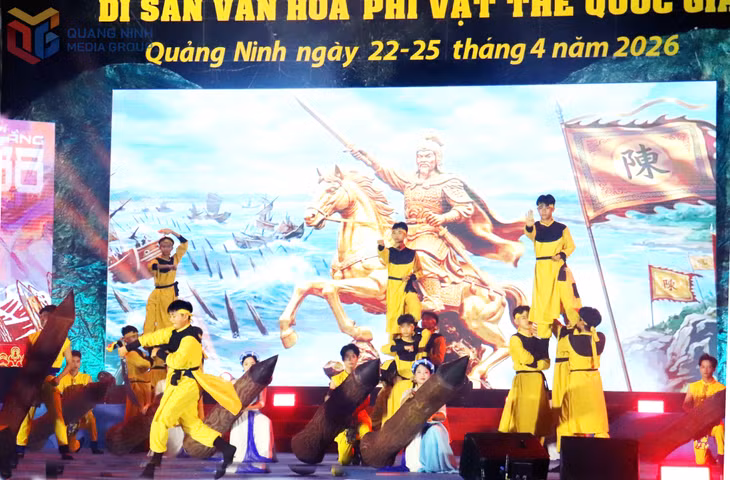Tiết mục văn nghệ, cùng các màn diễn xướng kể về chiến thắng hùng tráng của quân và dân nhà Trần trên dòng sông Bạch Đằng.