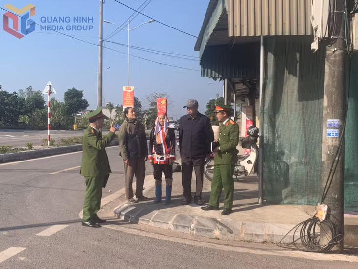 Công an xã Quảng Tân kiểm tra hệ thống camera và tuyên truyền ANTT- ATGT cho người dân.
