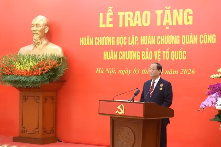 Phó Chủ tịch Quốc hội Trần Quang Phương thay mặt các đồng chí được nhận Huân chương phát biểu cảm tưởng tại buổi lễ. (Ảnh: ĐĂNG KHOA)