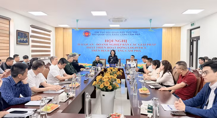 Hải quan cửa khẩu cảng Cẩm Phả tổ chức hội nghị hải quan - doanh nghiệp để bàn các giải pháp phát triển hoạt động logistics tại cảng Cẩm Phả.