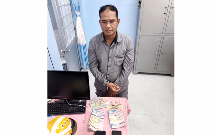 Đối tượng Phạm Hồng Toàn và tang vật vé số trong vụ cướp giật. Ảnh: Công an tỉnh Đồng Tháp