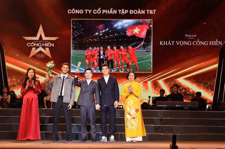 Ông Đỗ Vinh Quang - Phó Chủ tịch HĐQT T&amp;T Group cùng đội trưởng Đỗ Duy Mạnh và cầu thủ Đỗ Hoàng Hên đại diện lên nhận giải Khát vọng Cống hiến. Ảnh: Ban tổ chức