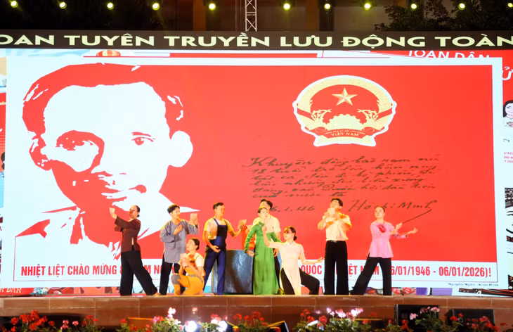 Tiết mục múa của Đoàn Tuyên truyền lưu động TP Hồ Chí Minh tại Đặc khu Vân Đồn.