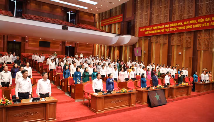 Các đại biểu thực hiện nghi thức chào cờ bế mạc kỳ họp.