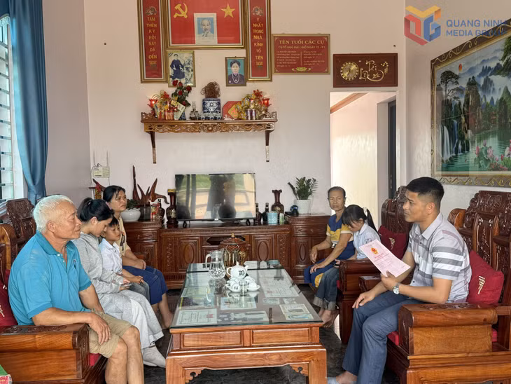Cán bộ xã Quảng Đức trao đổi với gia đình ông Lê Văn Hưởng (thôn Hải Đông) về những vướng mắc trong việc tách thửa đất ở.