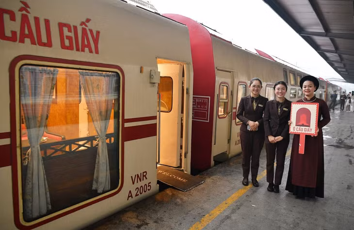 Tàu “5 Cửa Ô” hút khách với hành trình di sản Hà Nội - Kinh Bắc. Ảnh: Việt Văn