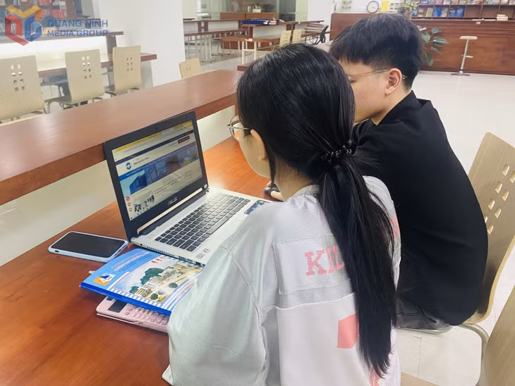 Đỗ Thanh Mai, học sinh lớp 12 chuyên Sử, Trường THPT Chuyên Hạ Long cùng bạn tra cứu tài liệu phục vụ cho học tập.