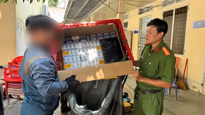 Giang giả làm shipper vận chuyển 1.470 bao thuốc lá lậu. Ảnh: CACC