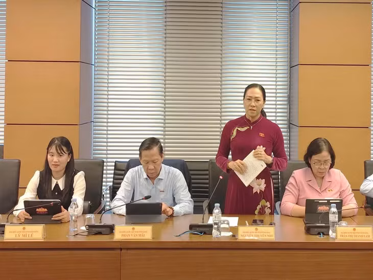 Đại biểu Nguyễn Thị Yến Nhi (Đoàn Vĩnh Long) tham gia ý kiến thảo luận. (Ảnh: Media Quốc hội)