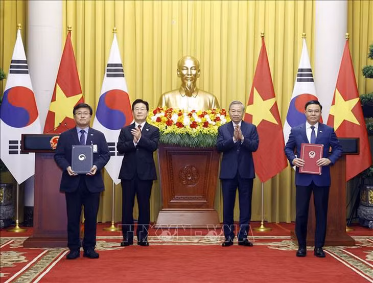Tổng Bí thư, Chủ tịch nước Tô Lâm và Tổng thống Hàn Quốc Lee Jae Myung chứng kiến lễ trao Bản ghi nhớ về hợp tác trong lĩnh vực hạ tầng điện lực giữa Bộ Công Thương Việt Nam và Bộ Khí hậu, Năng lượng và Môi trường Hàn Quốc. Ảnh: TTXVN